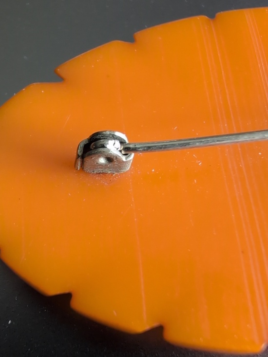 Bakelite flower brooch main image 4